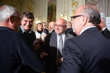 Morales recoge la Medalla de Oro de la Cámara por el servicio del Cabildo a la economía de la Isla (Foto TA)
